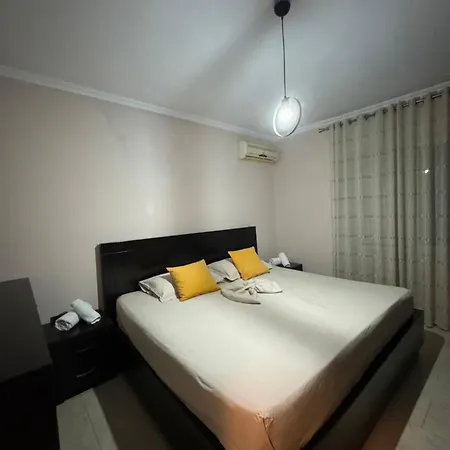 Toptani Center شقة